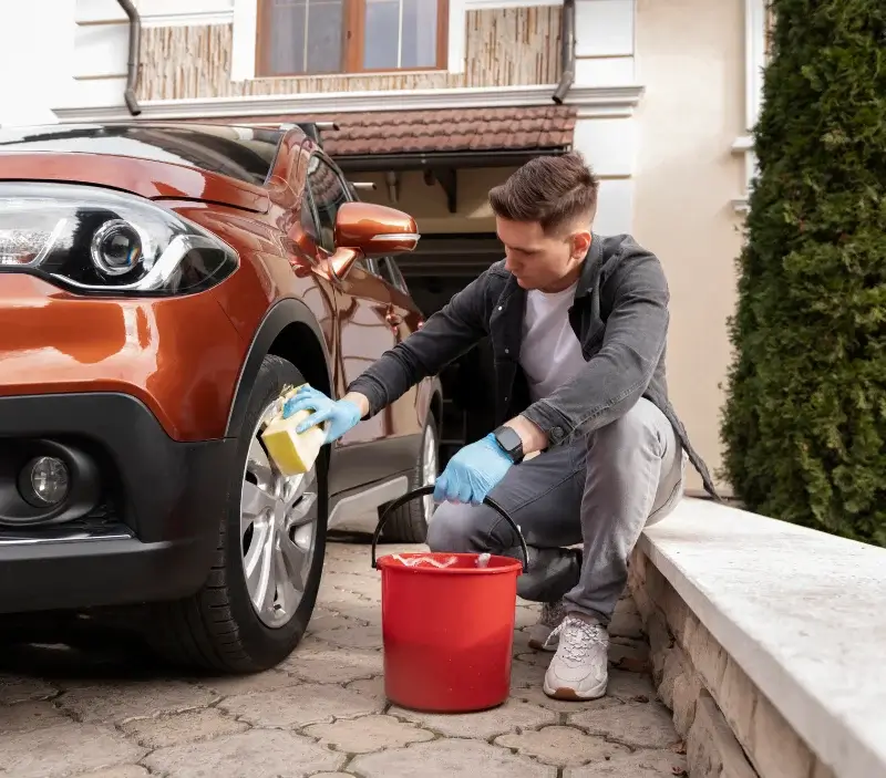 Lavage auto à domicile Verrières-de-Joux : professionnel intervenant sur un véhicule